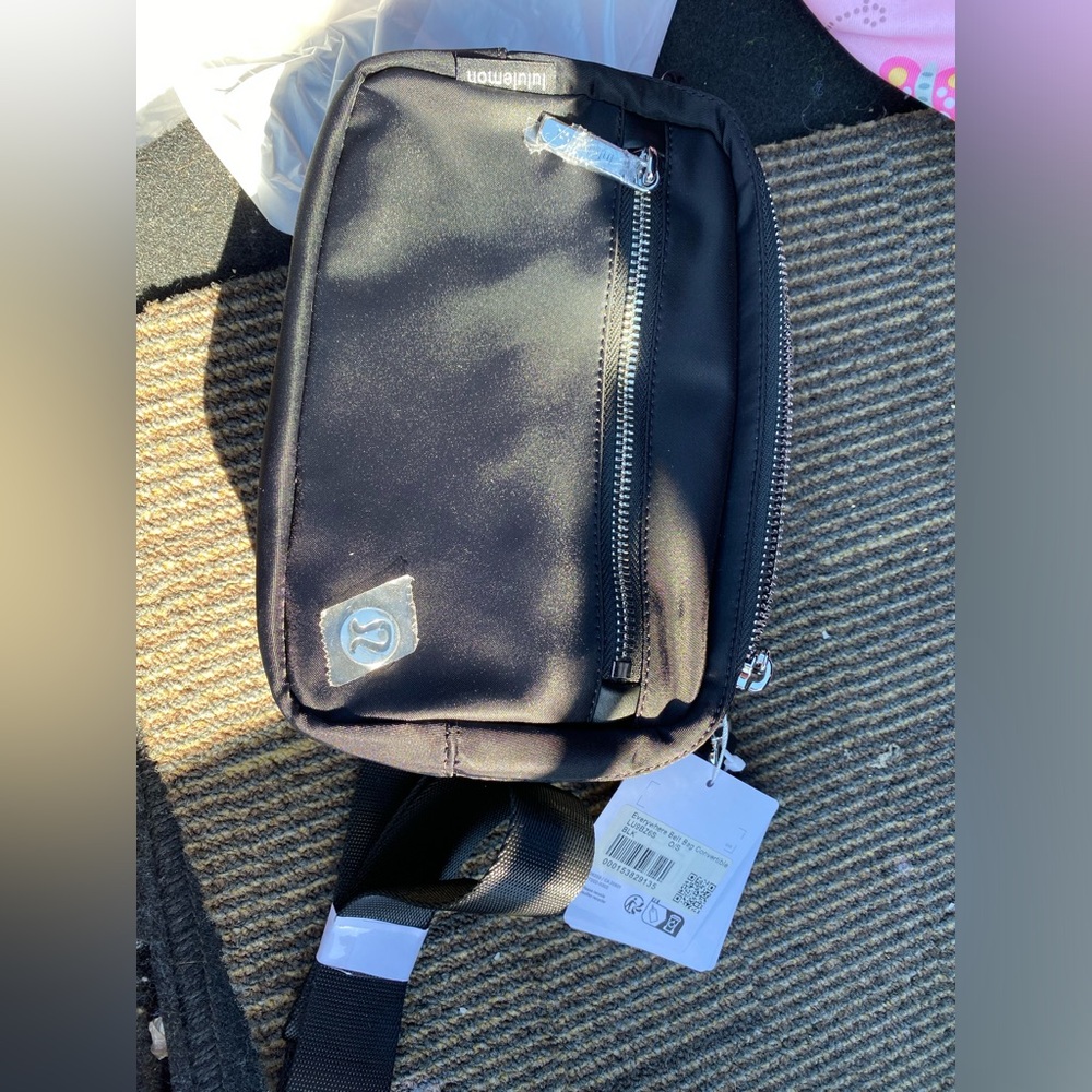Lululemon cross body hand bag brand new with tags